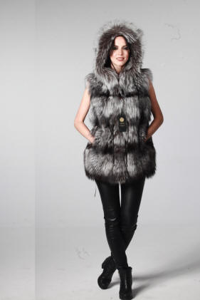 Kožušinová vesta zo striebornej líšky